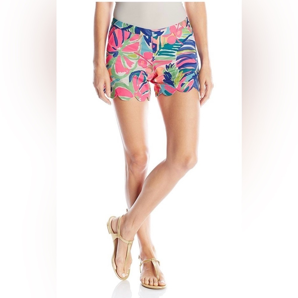 🩷💚 Lilly Pulitzer Magnolia Exotic Gardens
Scalloped Hem Shorts 🩷💚SZ 2